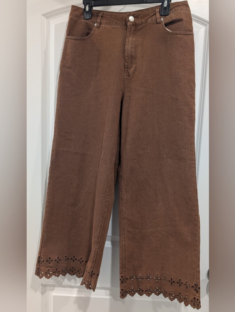 Entro Brown Cropped Jeans with Eyelet Scallop Hem Size L EUC